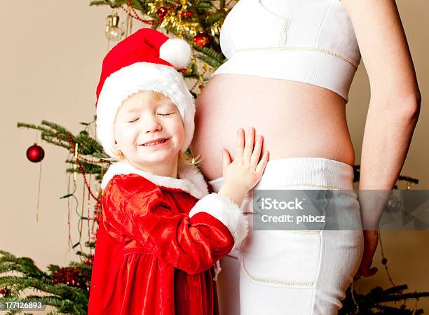 여자아이 그리고 딸의 임신 구슬눈꼬리 크리스마스 때 2명에 대한 스톡 사진 및 기타 이미지 - 2명, 가족, 감정