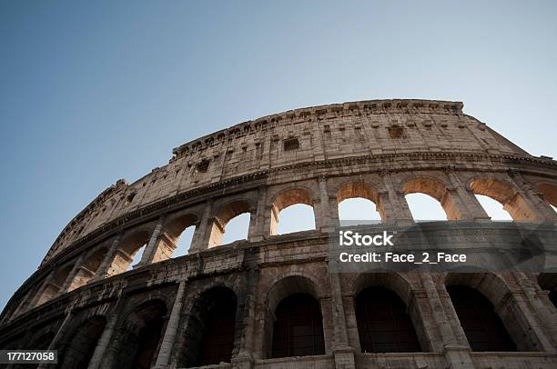 Il Colosseo - Fotografie stock e altre immagini di Anfiteatro - Anfiteatro, Arco - Architettura, Capitali internazionali