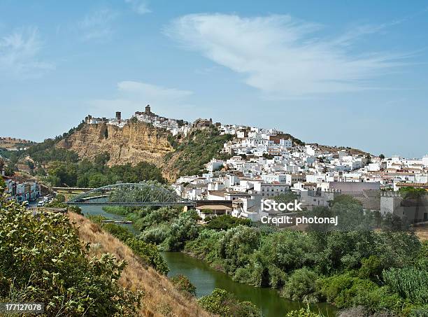Villaggio In Collina Lungo Un Fiume - Fotografie stock e altre immagini di Acqua fluente - Acqua fluente, Andalusia, Arcos de la Frontera