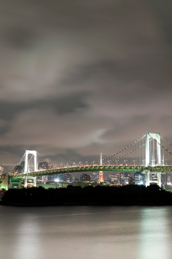 Tokyo Rainbow bridge de noche photo