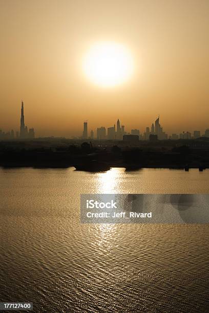 De Dubai Horizonte Foto de stock y más banco de imágenes de Aire libre - Aire libre, Arena, Arquitectura exterior