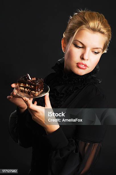 Hermosa Mujer Con Pastel De Chocolate Foto de stock y más banco de imágenes de Adulto - Adulto, Adulto joven, Alimento