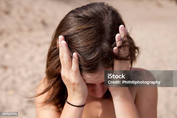 Com As Mãos Na Cabeça - Fotografias de stock e mais imagens de Adulto - Adulto, Atormentado, Bater com a Cabeça na Parede