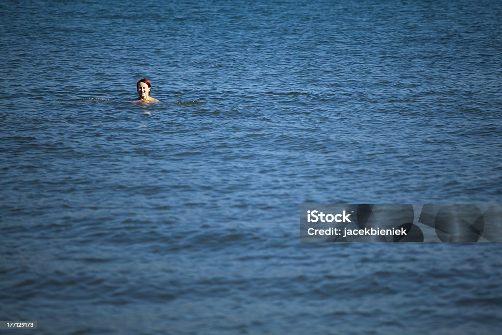 Młoda kobieta relaksujący na morzu - Zbiór zdjęć royalty-free (Aktywny tryb życia)