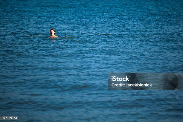 Młoda Kobieta Relaksujący Na Morzu - zdjęcia stockowe i więcej obrazów Aktywny tryb życia - Aktywny tryb życia, Azja, Ciało ludzkie