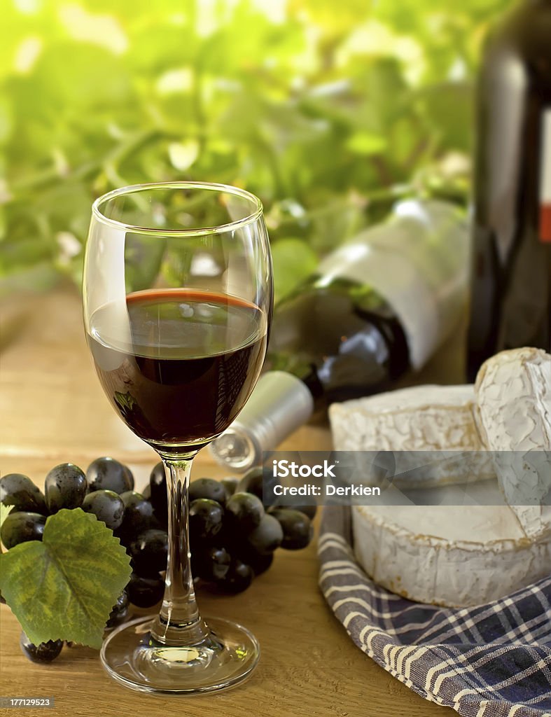 Vin rouge, raisin et Brie, du Camembert - Photo de Alcool libre de droits