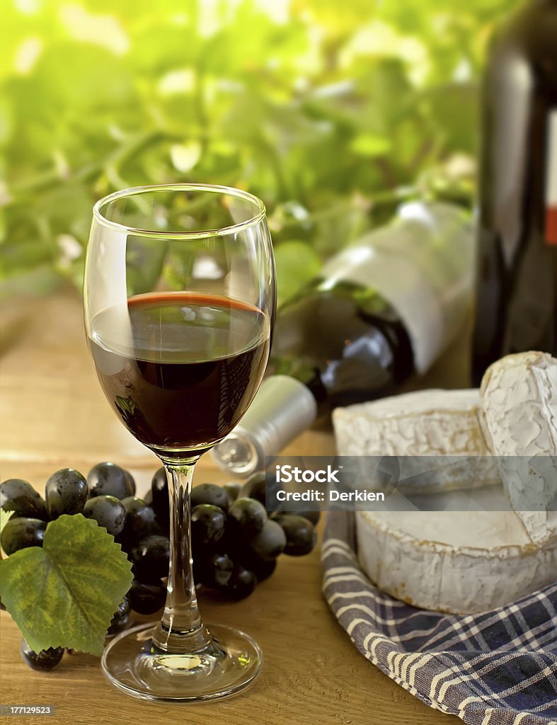 Czerwone wino, Brie, Camembert i winogron - Zbiór zdjęć royalty-free (Alkohol - napój)