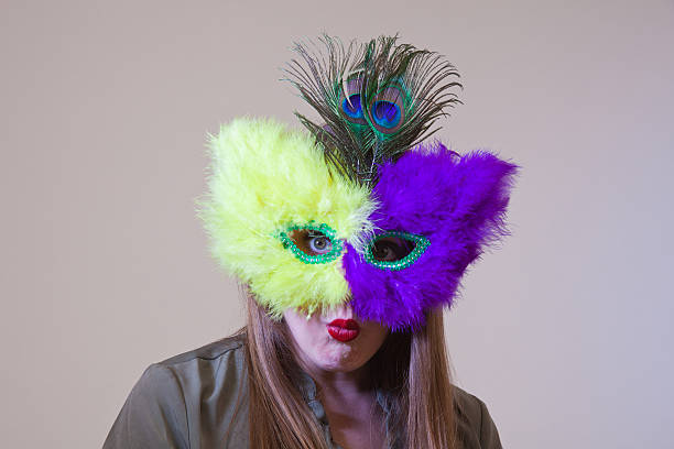 маска красоты вытянуть губы ее губы - carnival mardi gras mask peacock стоковые фото и изображения