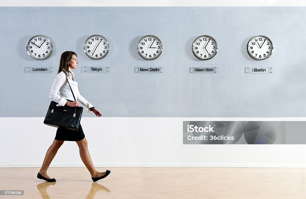 Mujer de negocios con relojes con horario mundial - Foto de stock de Tiempo libre de derechos