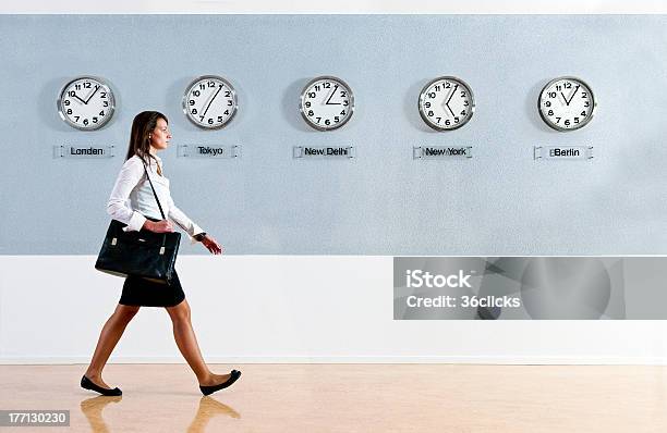 Mujer De Negocios Con Relojes Con Horario Mundial Foto de stock y más banco de imágenes de Tiempo - Tiempo, Corto - Longitud, Finanzas