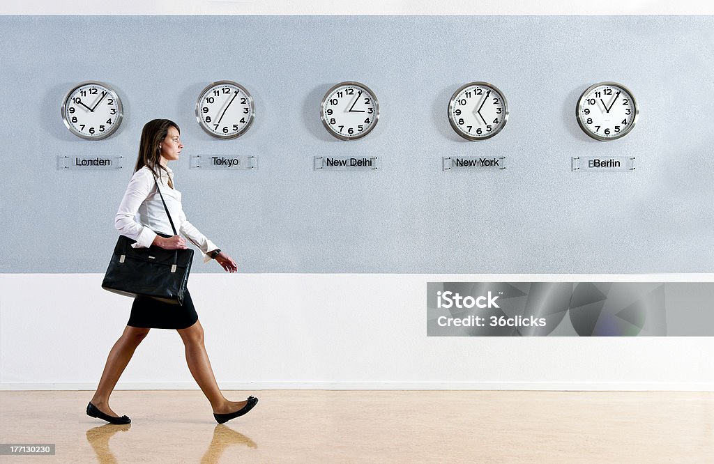 Mulher de negócios com a mundo aparelhos de controlo do tempo - Royalty-free Tempo Foto de stock