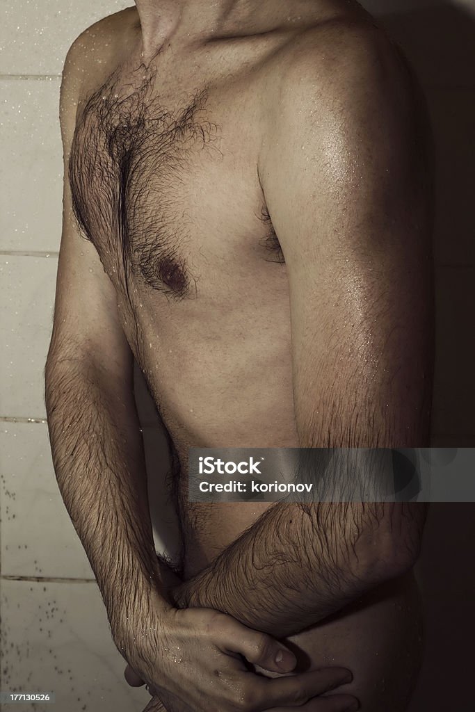 Junger Mann in der Dusche - Lizenzfrei Behaart Stock-Foto