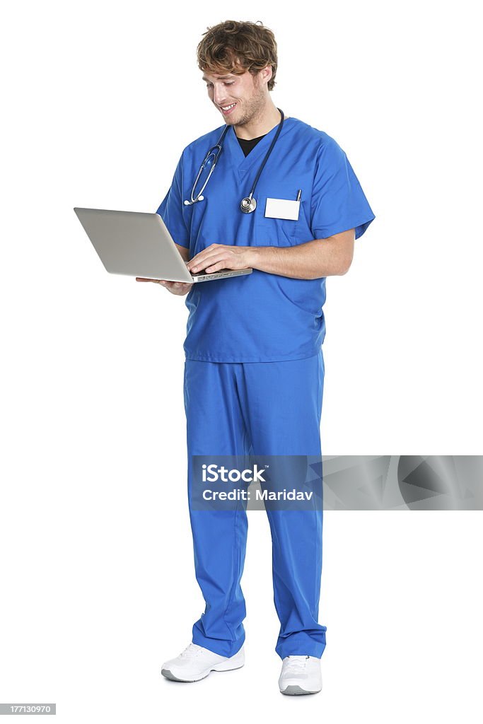 Infermiere e medico che lavorano su computer portatile - Foto stock royalty-free di Computer portatile