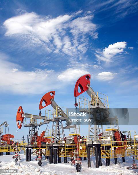 Oil Field Stockfoto und mehr Bilder von Arbeiten - Arbeiten, Ausrüstung und Geräte, Baugewerbe