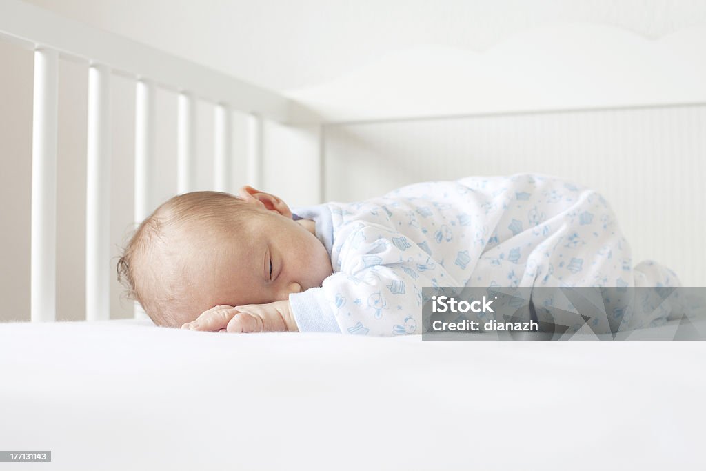 Recém-nascido em sua barriga Deitada no Berço - Royalty-free Bebé Foto de stock