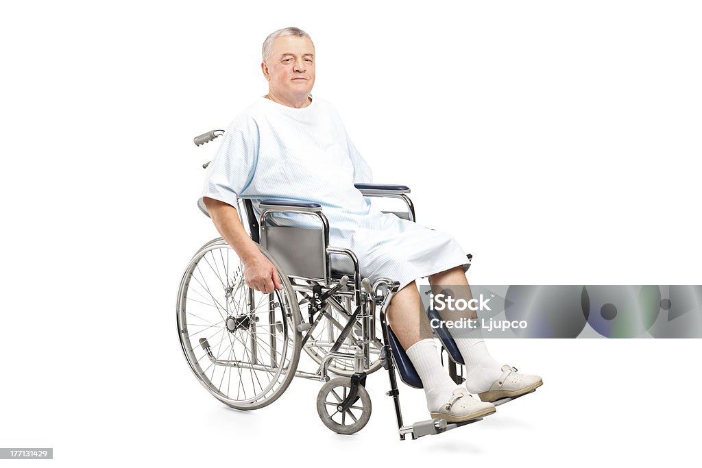 Mężczyzna pacjenta na wózkach inwalidzkich - Zbiór zdjęć royalty-free (Biały)
