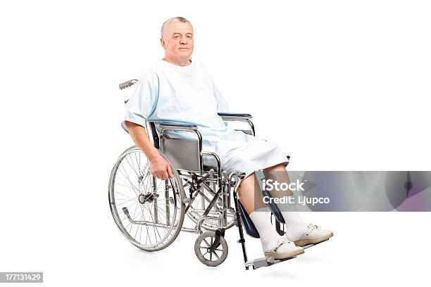 Mężczyzna Pacjenta Na Wózkach Inwalidzkich - zdjęcia stockowe i więcej obrazów Biały - Biały, Białe tło, Pacjent