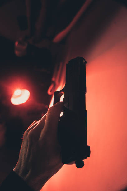 pistola arma artística foto livro design da capa - police crime gun gang member - fotografias e filmes do acervo