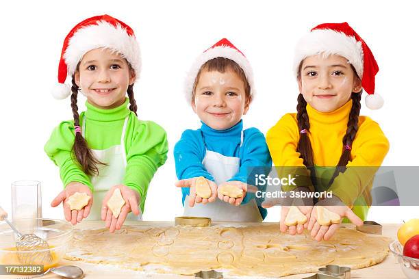 Tres Sonriente Mostrando Cocina De Navidad Para Niños Foto de stock y más banco de imágenes de Alimento