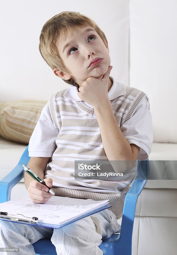 Little boy pensamiento - Foto de stock de 6-7 años libre de derechos