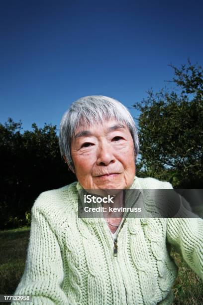 Photo libre de droit de Femme Japonaise Âgées Assis À Lextérieur De banque d'images et plus d'images libres de droit de Adulte - Adulte, Asiatique de l'Est et du Sud-Est, Assis