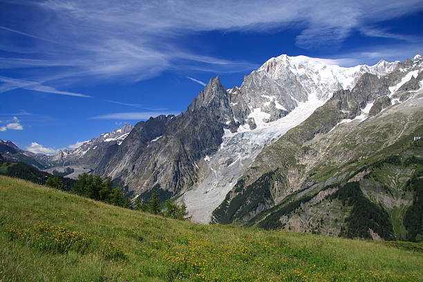 mont blanc - courmayeur european alps mont blanc mountain - fotografias e filmes do acervo