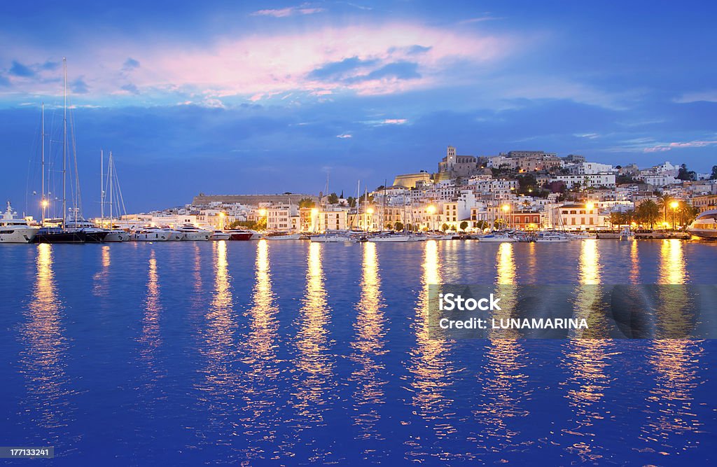 Île d'Ibiza vue de nuit de la ville d'Eivissa - Photo de Île d'Ibiza libre de droits