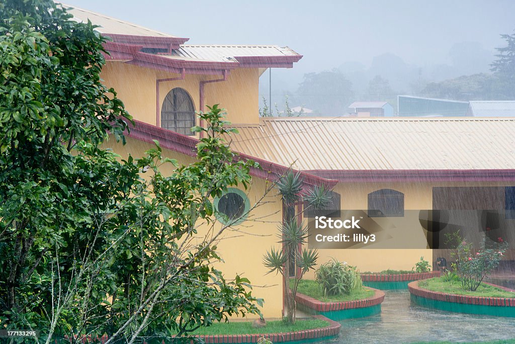 Вилла в тропический дождь - Стоковые фото Дождь роялти-фри