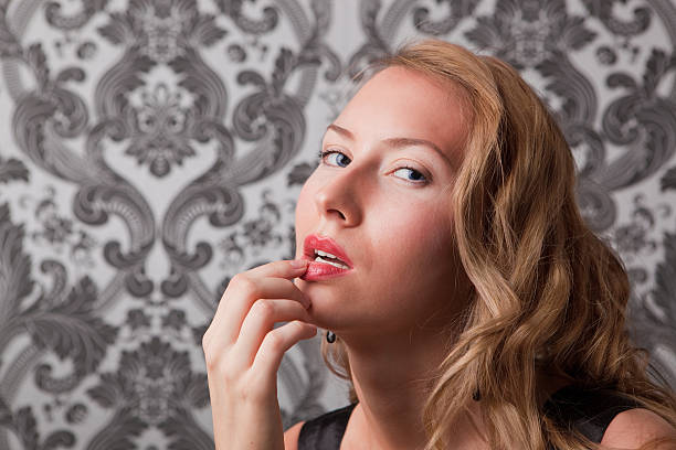 Schönen blonden Frau mit finger auf Ihre Lippen – Foto