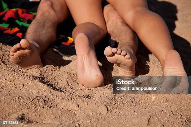 Photo libre de droit de Homme Femme Pieds Sable banque d'images et plus d'images libres de droit de Adulte - Adulte, Beauté, Ensemble