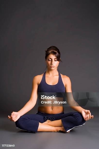Meditação 1 - Fotografias de stock e mais imagens de Adulto - Adulto, Bailarina, Bailarino