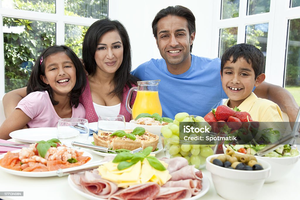 Asiatische indische Eltern-Kinder-Familie essen gesunde Speisen - Lizenzfrei Familie Stock-Foto