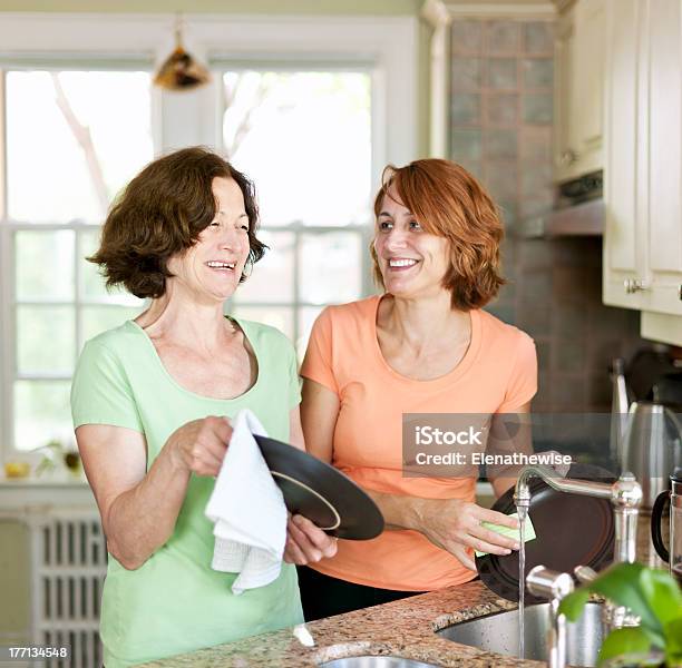 Photo libre de droit de Femme Faire La Vaisselle Dans La Cuisine banque d'images et plus d'images libres de droit de Cuisine - Cuisine, Femmes, Sécher - Activité