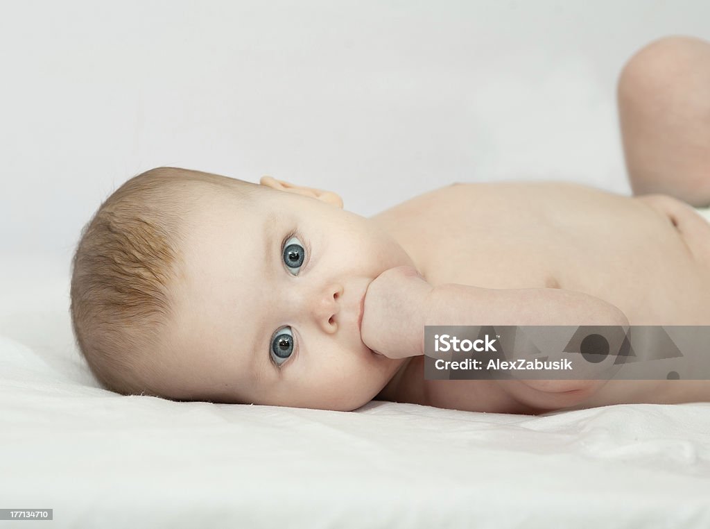 Encantador bebé - Foto de stock de Chuparse el pulgar libre de derechos