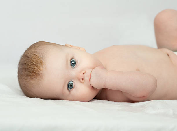 adorável bebé - thumb sucking cute small lying down imagens e fotografias de stock