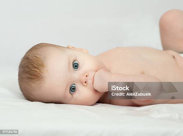 Очаровательные Baby — стоковые фотографии и другие картинки Малыш - Малыш, Милый, Сосать большой палец