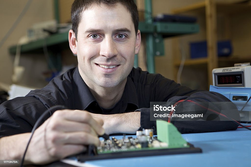 Ingénieur tests Un circuit intégré assembly - Photo de Mécanique électronique libre de droits