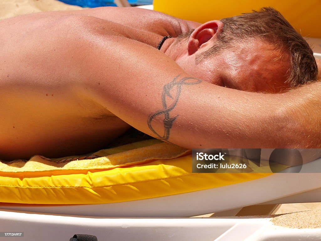 Hombre bronceado en la playa - Foto de stock de Adulto libre de derechos