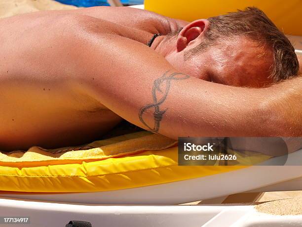 Hombre Bronceado En La Playa Foto de stock y más banco de imágenes de Adulto - Adulto, Arena, Bronceado