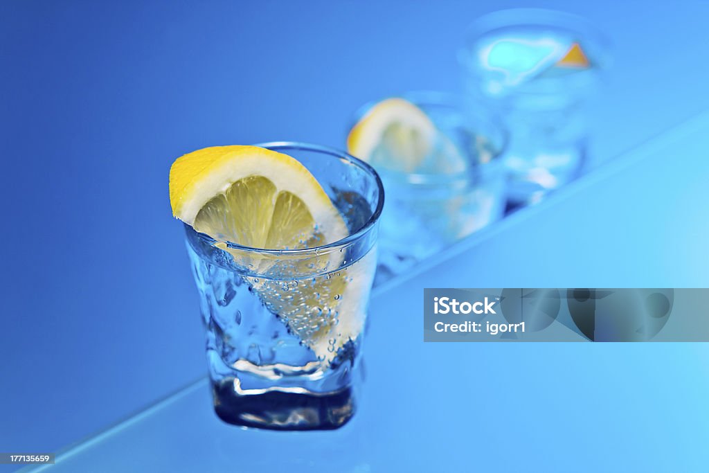 gin com limão em uma mesa de vidro - Foto de stock de Gin royalty-free