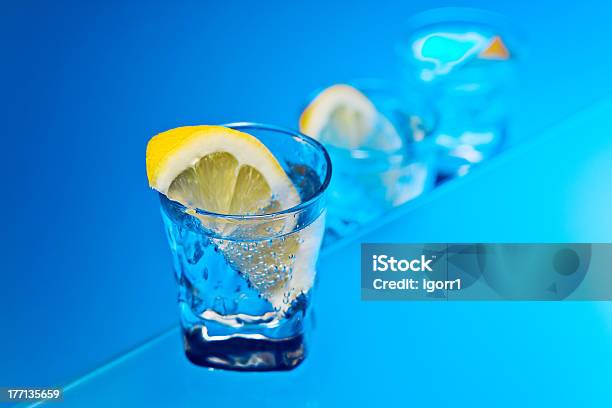 Foto de Gin Com Limão Em Uma Mesa De Vidro e mais fotos de stock de Gin - Gin, Água Tônica, Amarelo