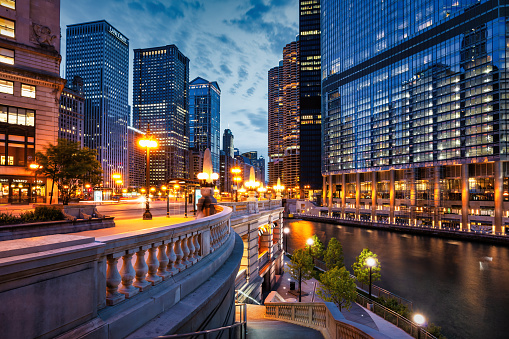 Riverwalk along the Chicago River in downtown Chicago, Illinois, USA at night