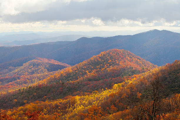 штормовая погода фрезы с видом на реку - north carolina mountain river autumn стоковые фото и изображения