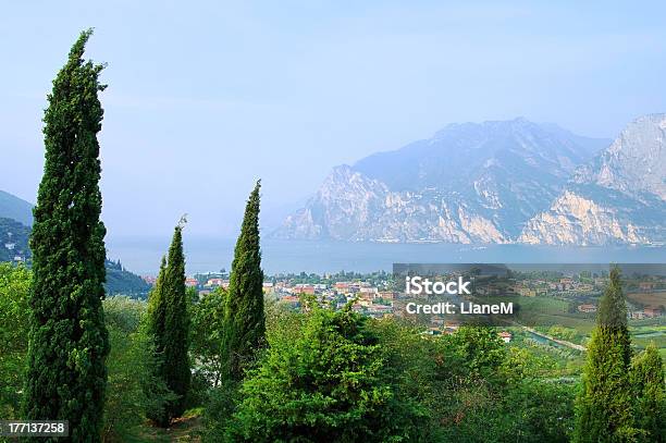 Foto de Lago De Garda Nagotorbole e mais fotos de stock de Ajardinado - Ajardinado, Alpes europeus, Azul