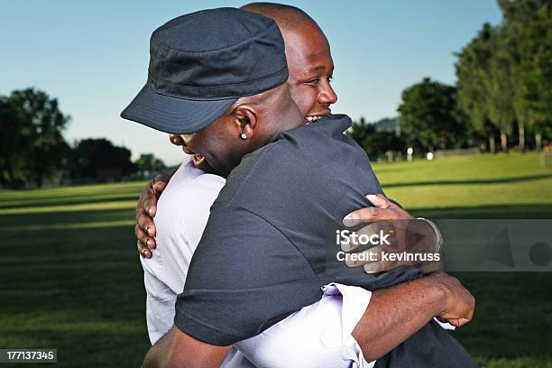 Photo libre de droit de Deux Amis Se Tenant Dans Le Parc banque d'images et plus d'images libres de droit de Hommes - Hommes, S'enlacer, Adulte