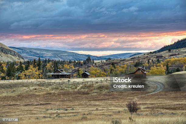 Oeste De La Ciudad De Boulder Sunrise Foto de stock y más banco de imágenes de Montana - Montana, Cabaña de madera, Rojo