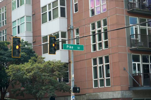 foto em close-up de uma placa de rua e um semáforo em uma paisagem urbana na rua pike - pike street - fotografias e filmes do acervo