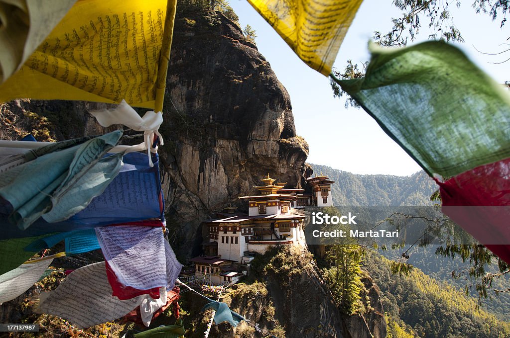 Tiger s nest tra le bandiere di preghiera - Foto stock royalty-free di Bhutan