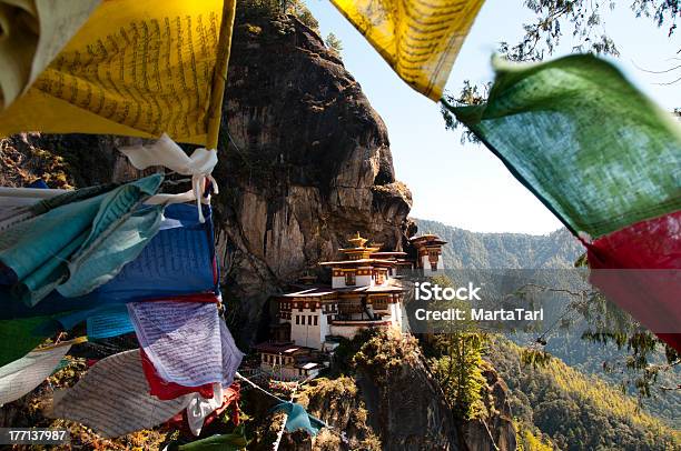 Tiger S Nest Tra Le Bandiere Di Preghiera - Fotografie stock e altre immagini di Bhutan - Bhutan, Monastero di Taktsang, Viaggio