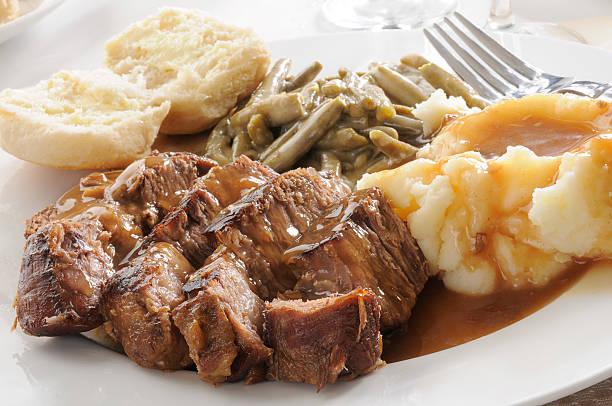 suculentas asado de carne al horno - pot roast pan roast beef meat fotografías e imágenes de stock